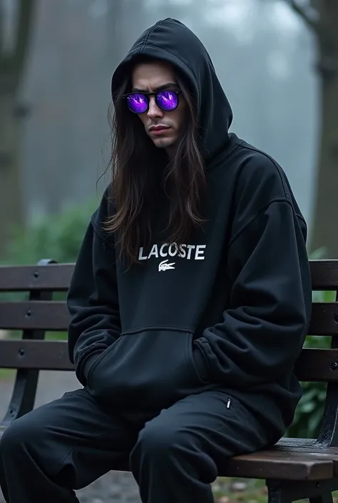 Un homme assis sur banc avec un pot ill avec des cheveux long avec une veste à capuche Lacoste noir on voit pas son visage avec des lunette violette avec des flammes violette autour de lui 