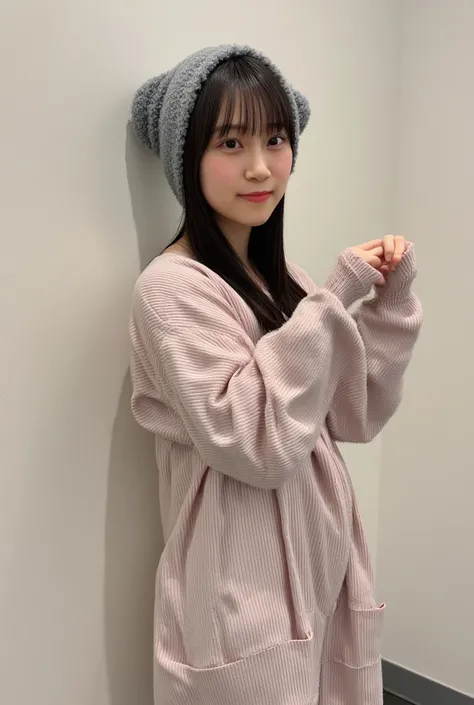 A smiling woman is posing alone wearing off-the-shoulder pajamas, making a firm big heart shape with both hands, and holding them in front of her chest, View above collarbone、The background is a monotone 、
