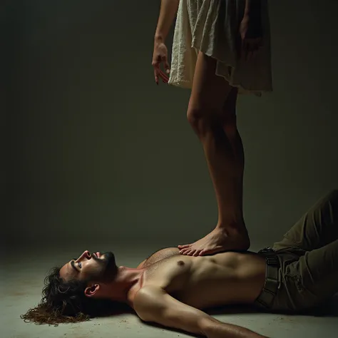 Un homme au pieds dune femme pieds nu . Elle pose un pied sur la tête de lhomme qui est allongé 