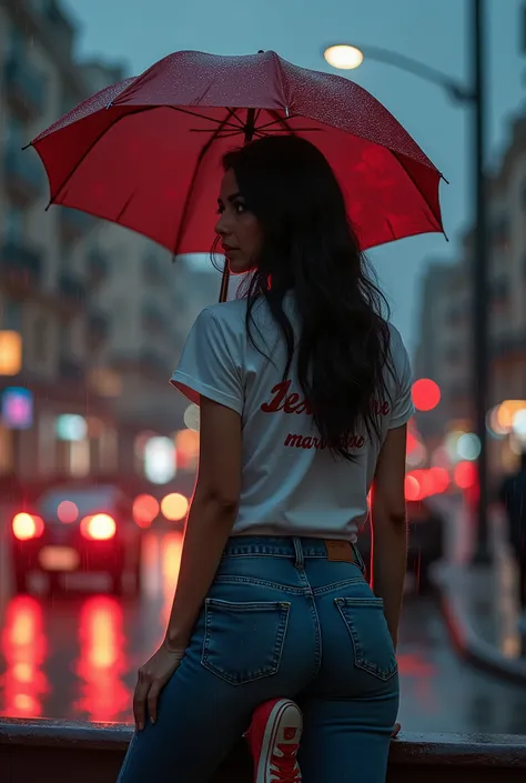 Une image très réaliste et précise dune femme aux longs cheveux noirs et aux gros seins portant un T-shirt portant le mot « Je suis marocaine » et portant un jean moulant et des chaussures rouges. Elle est très belle, élégante et très attirante, debout. le...