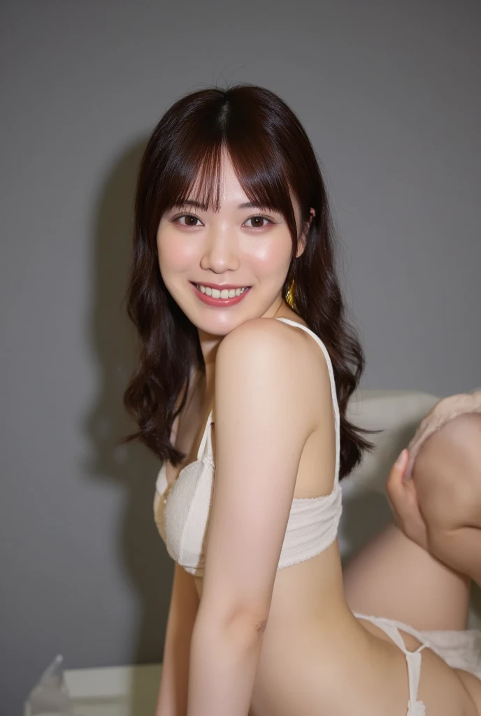 A smiling woman is completely naked and posing on all fours while still in her rear view, Full body display、The background is a monotone 、
