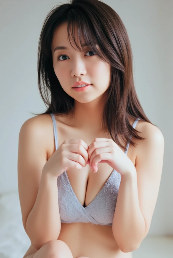 A smiling woman poses alone wearing pastel-colored pajamas that are soft and fluffy and conveys warmth just by touching them, making a firm, large heart shape with both hands, and holding them in front of her chest, View above collarbone、The background is ...