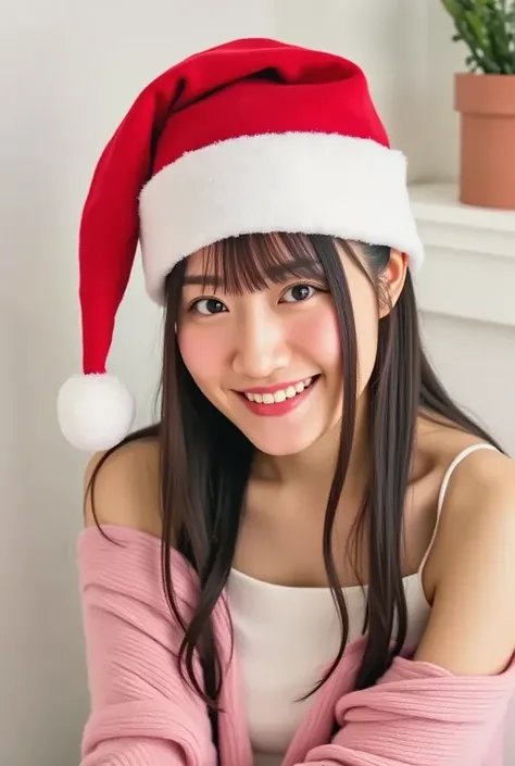  Santa Claus hat, Wear Santa Claus clothes、A smiling woman posing alone 。 is a material that makes you feel warm just by touching it softly and gently,  firm  , Looking above my collarbone 、  The background is the living room,There is a Christmas tree on t...