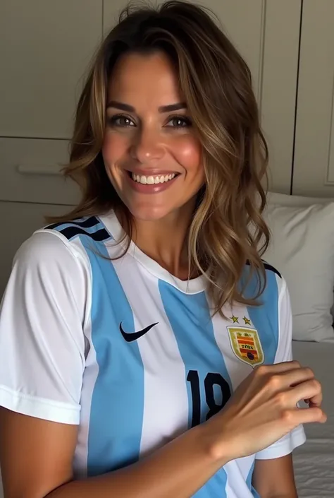 Antonella Roccuzzo(esposa de messi) en tanga que mueatre su culo y que sea en una cama (que este con la camiseta de argentina 2022) y que muestre el culo sin nada y que no este messi(el goat)