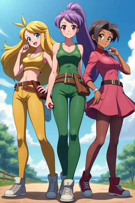 Une femme héroïne de la Team Rocket, blonde, avec une tenue nuancée d’or. Une femme cheveux violet avec une tenu verte. Une femme brune avec tenue rose. Les 3 personnages sont des aventurières qui ont des pokeball en accessoire et des Pokémon 