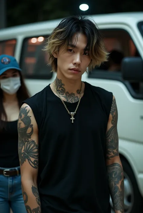 
In the picture,  you can see a Korean man wearing a simple outfit and striking details :

outfit:

 He wears a sleeveless black t-shirt ,  which highlights his tattoos and his worked physique .
hair:

 He has medium-length hair ,  in a wavy or messy style...