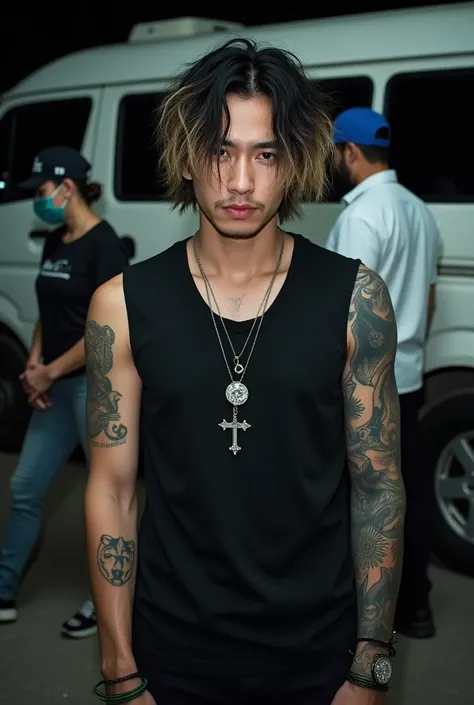 
In the picture,  you can see a Korean man wearing a simple outfit and striking details :

outfit:

 He wears a sleeveless black t-shirt ,  which highlights his tattoos and his worked physique .
hair:

 He has medium-length hair ,  in a wavy or messy style...