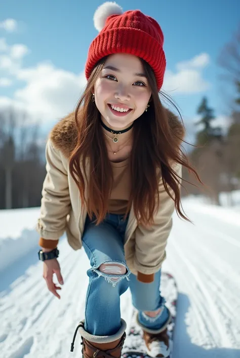  Belle fille coréenne aux cheveux bruns longs et à la queue de cheval, portant un bonnet de Père Noël rouge, un haut à manches longues, des jeans déchirés denim, des baskets de snowboard et des accessoires de bijoux tels que des boucles doreilles, un tour ...