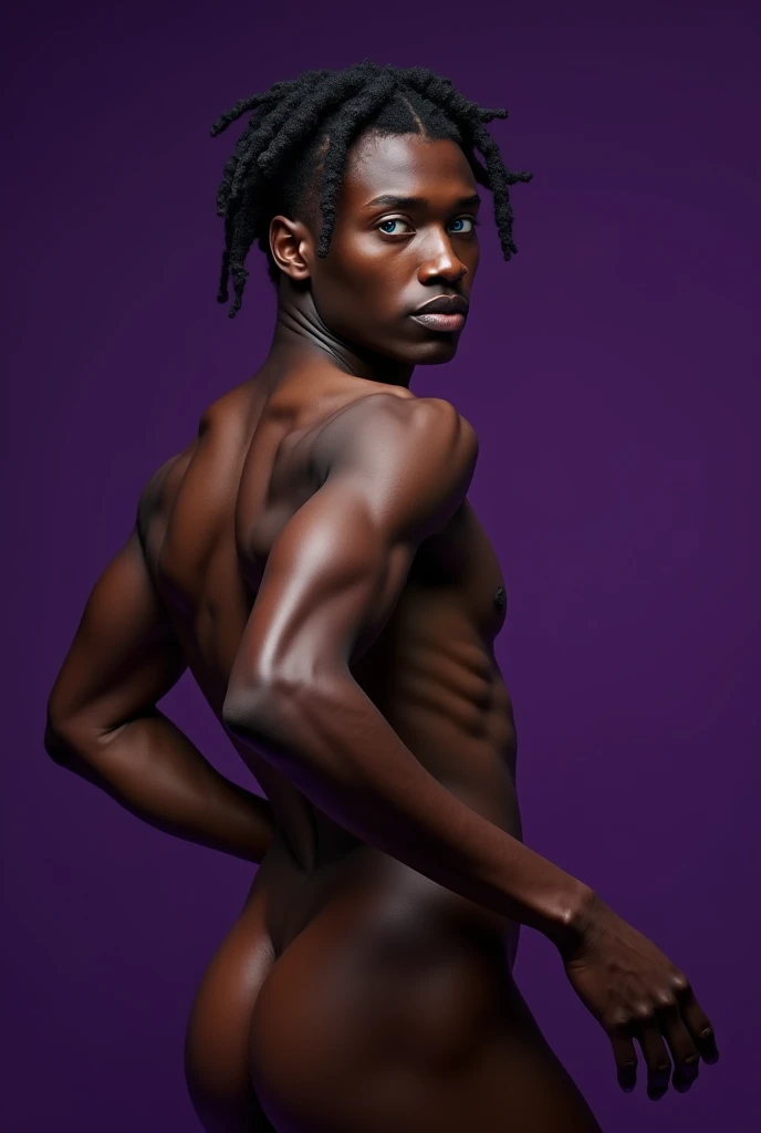 Homme black métisse nu with blue eyes. Pose de mannequin nu. Fond pourpre. Dreadlocks courts. 