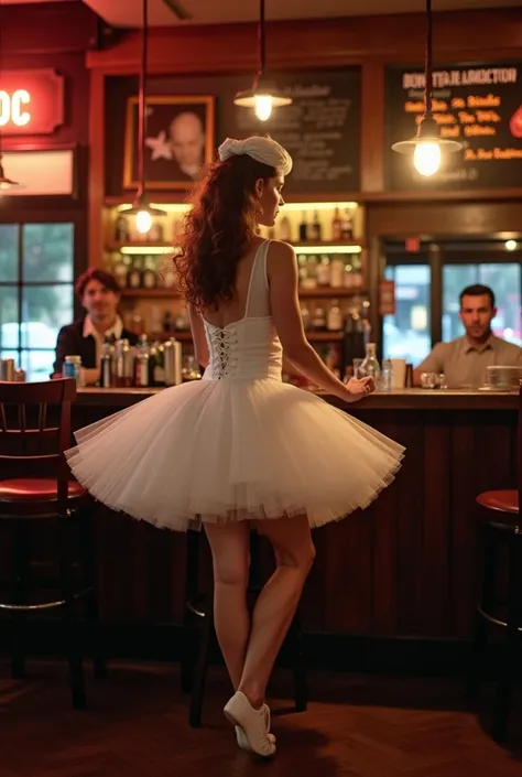 Photographie a lintérieur d"un pub américain dans le texas avec une danseuse classique en tutus blanc qui danse sur le comptoir du bar et avec des hommes assis de dos au comptoir et aucune personne derrière le bar