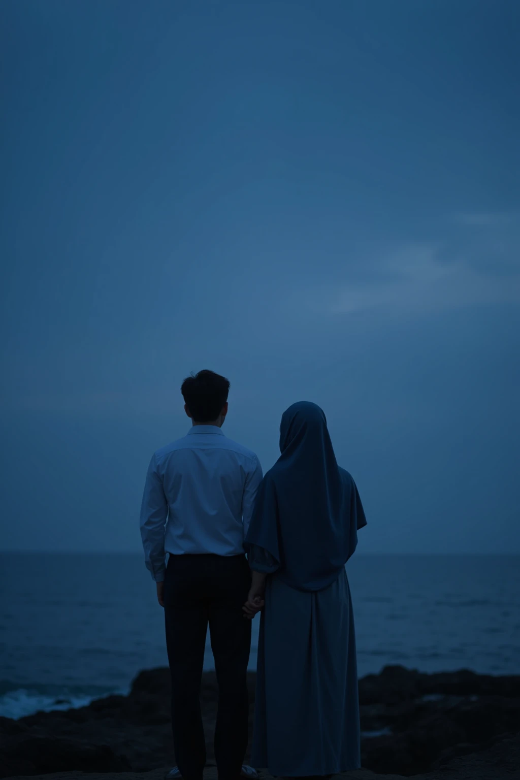 A couple，Full body shot of the back，Seaside environment，Vision， dress conservatively，The sky and sea are dark blue