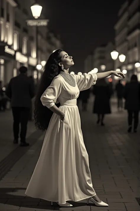 Femme type espagnole, écharpe ornée de bijoux couvrant la bouche et cachant le nez, debout la nuit au bord dun trottoir au millieu dune foule très dense et bien habillé dans la rue année 60,  elle écarte les bras paumes des main vers le ciel, aura divine l...