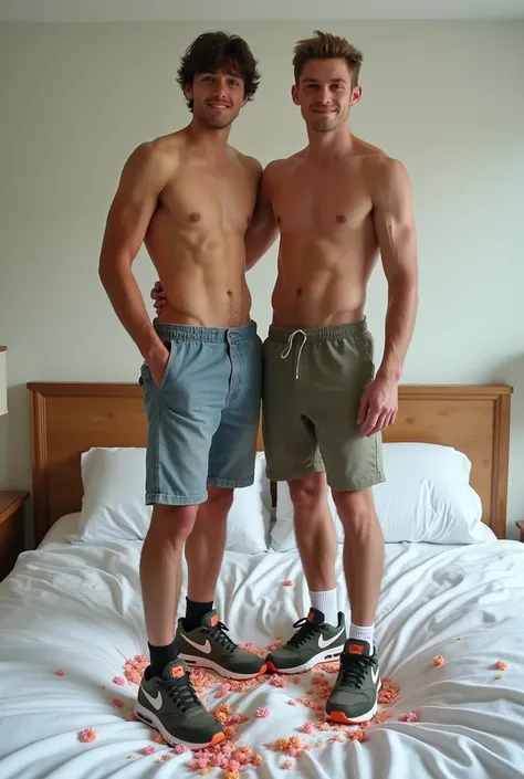 Deux jeunes hommes sportifs, en Nike air 90 boueuses, se tiennent debout, les pieds sur des fleurs écrasées sur un lit aux draps blancs. Les pieds sur les fleurs éparpillées. Ils nous regardent en riant.