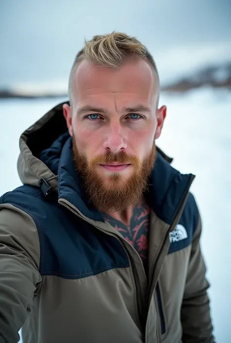 homem Arthur Kulkov,  white skin , blonde,buzzcut hair, Beard degrade ,  tattooed and strong he is wearing a snow jacket from The North Face he is taking a selfie