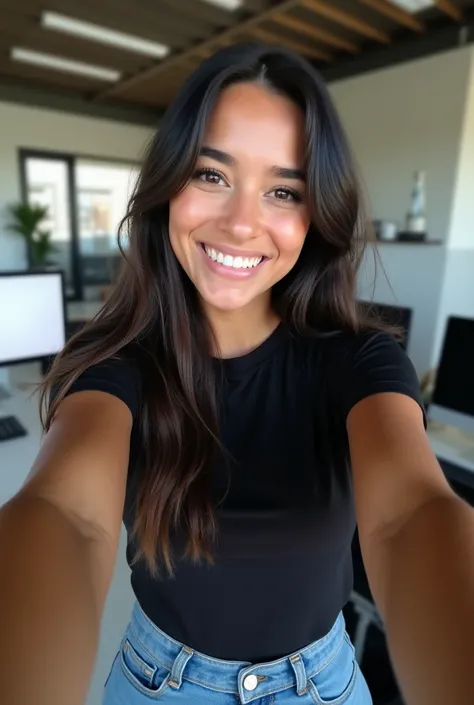 Une femme ressemblant , souriant, portant une robe noire et de longs cheveux foncés, regarde directement dans la caméra. Elle vient de se réveiller décoiffée, prenant un selfie sur sont bureau de travaille car elle et développeur , portant un t-shirt noir ...