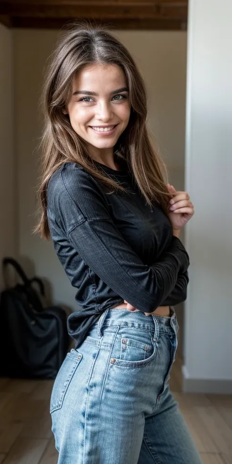 Femme européenne séduisante denviron 40 ans. Brune aux cheveux mi-longs ondulés. Naturelle. Elle se tient debout et pose pour la photo. Elle est totalement habillée. Elle porte un long t-shirt ample et un jean. léger sourire. Plan entier. 