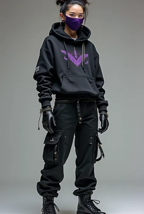 Le costume de Hoshi Tenno mélange des couleurs sombres (noir, gris, touches métalliques argentées et violet) et des matériaux techniques (néoprène, kevlar, tissu stretch). Elle porte un sweat à capuche streetwear/grunge, un pantalon cargo utilitaire avec p...