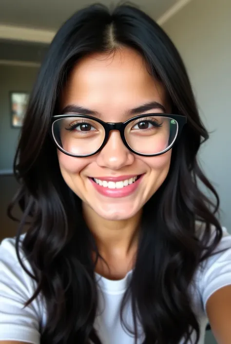 Chica realista,   black-haired  ,   straight hair  , with glasses, From a  Latina  , linda,   in a photo posing for selfies.