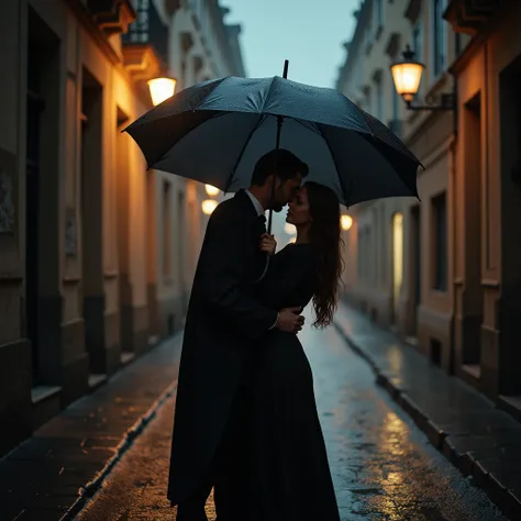 Dans une rue, des lampadaires, il pleut, un homme sous un parapluie, grand, brun cheveux court, porte un costume sombre, tiens dans ses bras une femme, brune cheveux long, porte une robe près du corps, ils s'embrassent passionnément sous le parapluie, Réso...