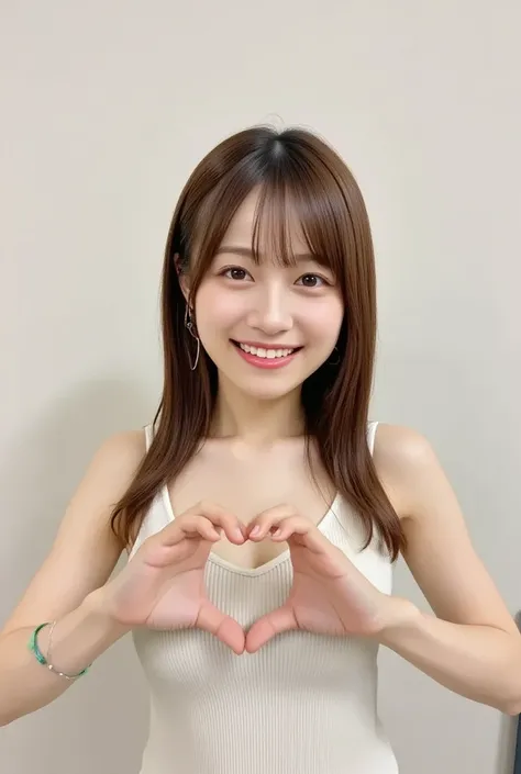  Super Fine、Picture of her face 、She smiles, I&#39;m wearing a camisole,  posing in front of my chest with my hands crossed in the shape of a heart、The background is Edo Castle 、    high definition 、細部にわたって   high definition 