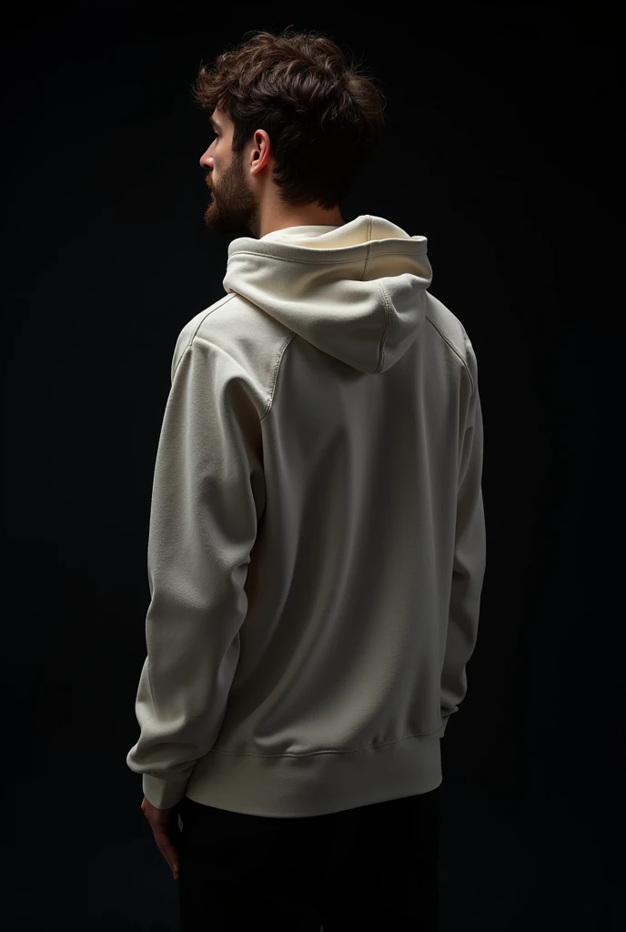 Une photographie très réaliste d'un homme aux cheveux brun, vue de dos. Cet homme porte un sweat à capuche blanc. Il est debout. Le fond de décor de la photo est noir.