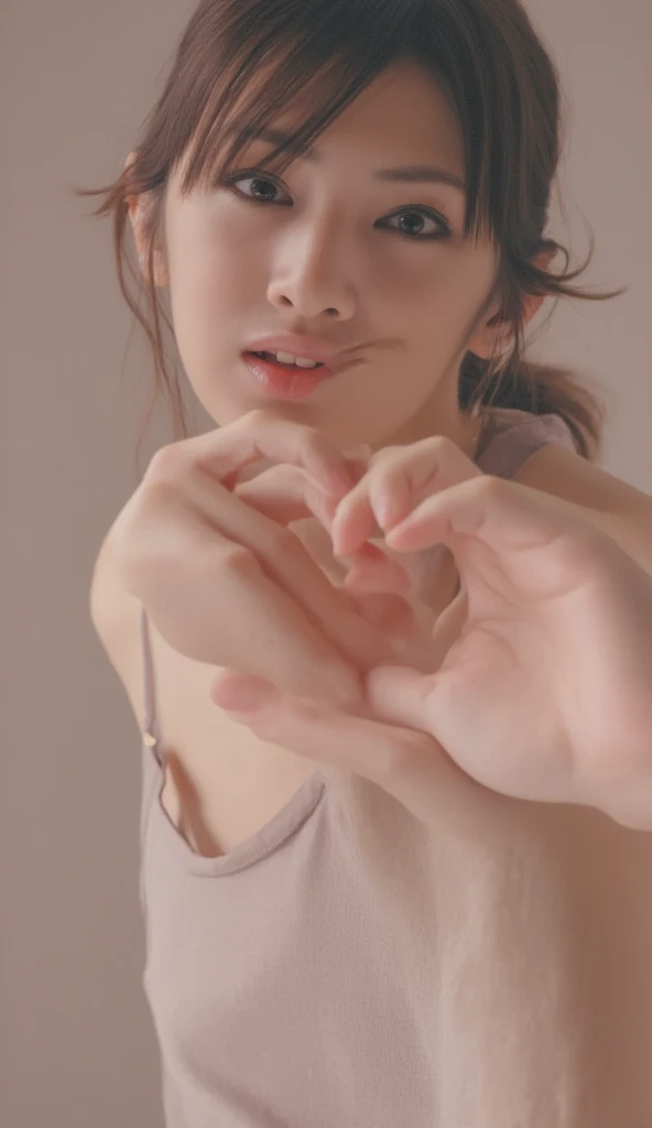  Super Fine、An upshot of her face、She smiles, wears a camisole, and poses with her hands in the shape of a heart in front of her chest、The background is plain、  high definition、細部にわたって high definition