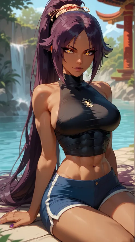 estilo Yoruichi Shihouin,  perfect eyes,  perfectly sexy face, ultra detailed,  ultra perfect eyes ,  big beautiful woman , sitting, dark blue shorts, Body,  looking at the spectator,