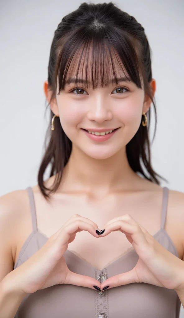  Super Fine、An upshot of her face、She has a smile showing her teeth, wears a camisole, and poses with her hands in the shape of a heart in front of her chest、The background is plain、  high definition、細部にわたって high definition