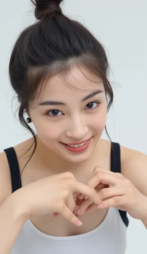  Super Fine、An upshot of her face、She has a smile showing her teeth, wears a camisole, and poses with her hands in the shape of a heart in front of her chest、The background is plain、  HD、細部にわたって HD