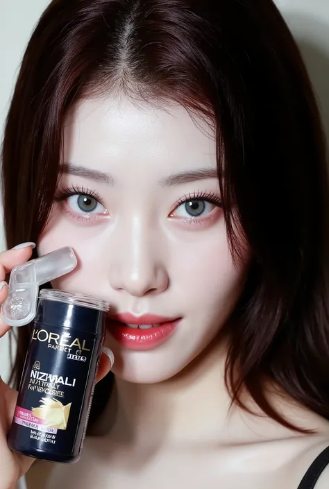 Dark brown hair , western make up , dior, blue eyes  ,, nude make up , ถ่ายแบบ , L'Oréal paris , shiny hair 
, Holding L'Oréal haircare , beautiful eyes