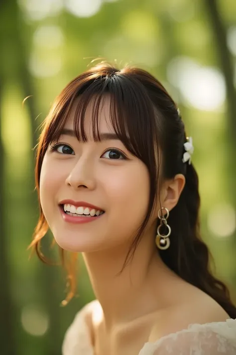  Super Fine、 up of her face 、 and she has a smile showing her teeth,  is wearing off-shoulder, The background is in the woods 、   high image quality、細部にわたって  high image quality