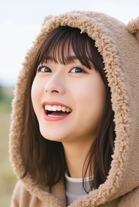  Super Fine、  Upper part of face  、 in、 is showing teeth and smiling,  I'm wearing  bear hoodie,背景は平原inす、    high image quality、細部にわたって   high image quality, I'm wearing  