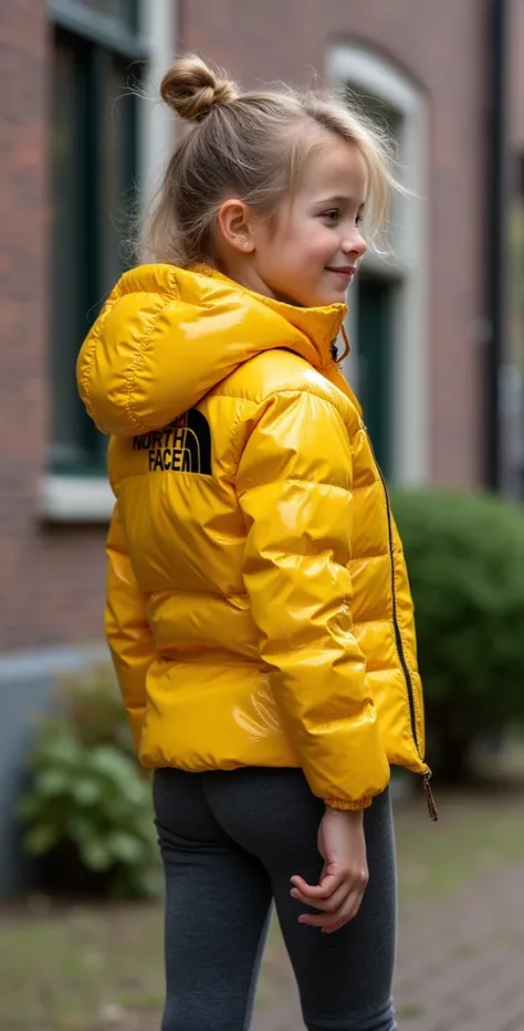 Photo en diagonale de derrière d'un jeune femboy beau, suant, mouillé et mignon aux cheveux blond foncé portant une veste courte et bouffante iridescente jaune-chromatique en PVC brillant de la marque northface, très court logo brillant ocre de la marque d...