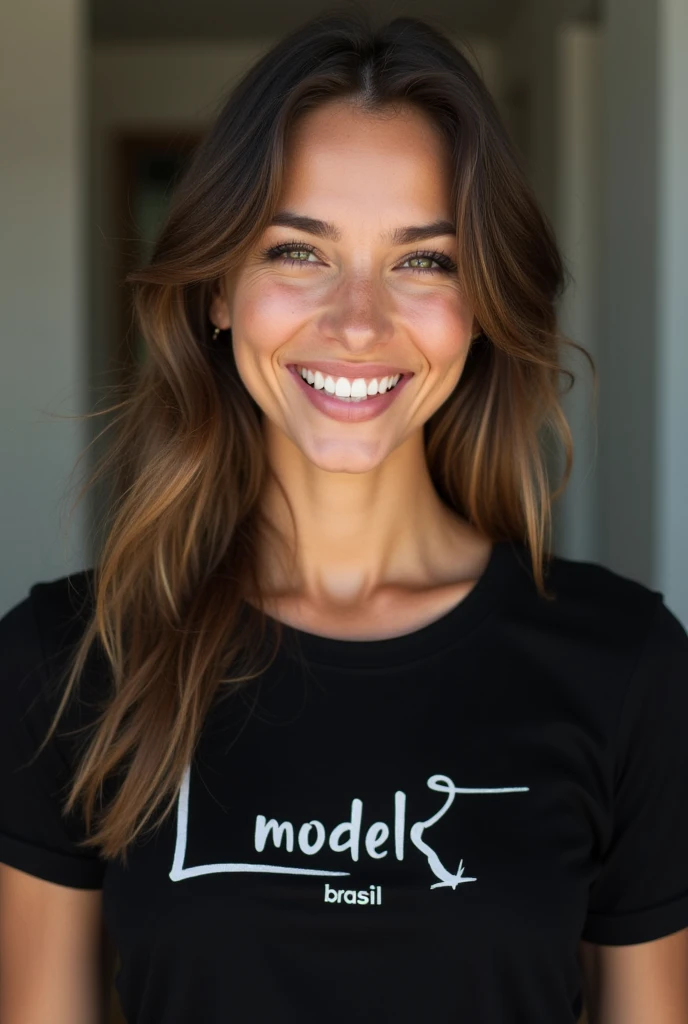  A beautiful woman ,  smiling, wearing a black t-shirt written on Look Models Brasil, Real photo