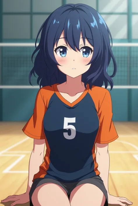 Screenshot anime haikyuu. chica, midnight blue hair, wavy loose hair type,  blue eyes, orange shirt on the sleeves and navy blue on the torso, number 5 in the middle of the front torso, sitting looking to the side, volleyball gym background