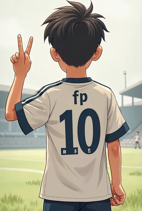 Um garoto de costas fazendo ✌🏻 com numero 10 na camisa, Written "fp"