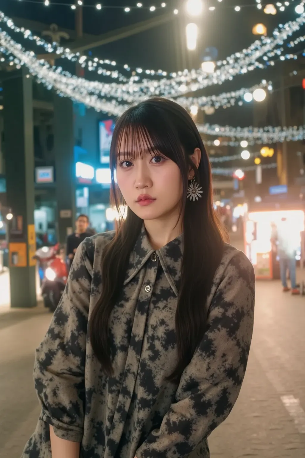 Tokyo at Night、A woman standing amidst twinkling neon lights。in casual street fashion clothes、It has an urban charm。with blurry car lights and signboard lights spreading out in the background、makes you feel a cyberpunk vibe。

