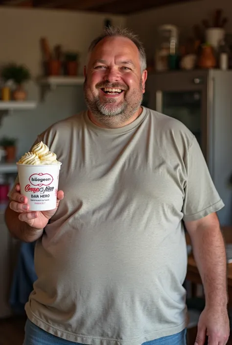 Un homme de corpulence large, avec un sourire qui révèle plusieurs caries visibles, tient un pot de glace de la marque "Häägen-Dégâts" dans une main. Il est habillé de manière décontractée, avec un t-shirt un peu trop serré et un short. L'arrière-plan pour...