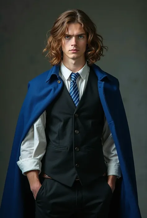 Homem bonito adulto slender, Medium haired calstanho, wavy, com as roupas da cornival Harry potter Ravenclaw, Blue cape, at night, with the wand in hand, looking at the camera, Closer to the camera. Green-eyed adult man, slender, high. Medium hair gypsy ro...