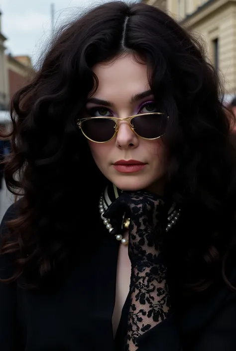With long, curly black hair、Heavy makeup and purple eyeshadow、Dark eyeliner、Wearing a pearl necklace、Wearing gold-rimmed glasses、Wearing long gloves made of black rose lace、A woman in her wearing a black blouse with a striped stand-up collar.