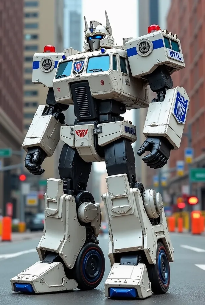 The All American RE - Transformer is based on a classic white NYPD style school bus, the transformer armored into a massive, becomes. The front of the bus forms a wide breastplate, While the side doors and windows serve as shields on the arms. His head is ...