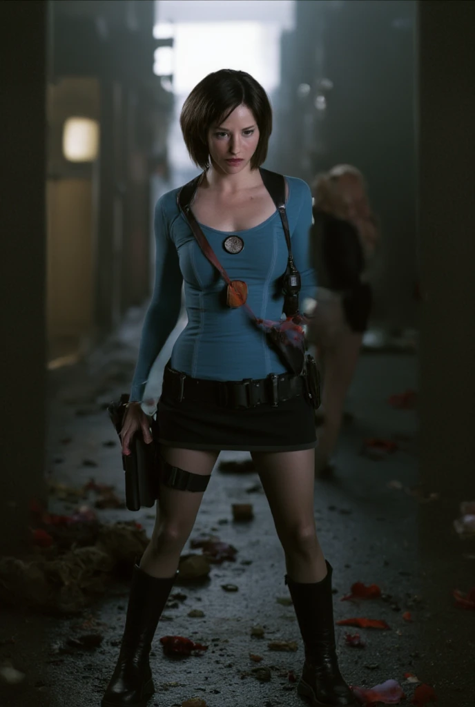 Blauwe top, zwart haar, korte rok. Sienna guillory as jil Valentine get bit by zombies