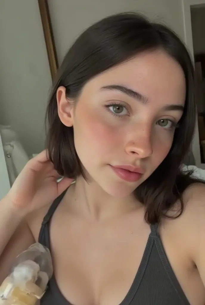 Ultra-realistic extremely high definition 8K RAW analog epic portrait photograph, young short haired sexy girl, green eyes, taking fashion photo and looking on camera, taken in 2 0 2 4, Retrato Sophie Mudd, pose casual, 1, foto perfil, Kailee Mandel, 2, sh...