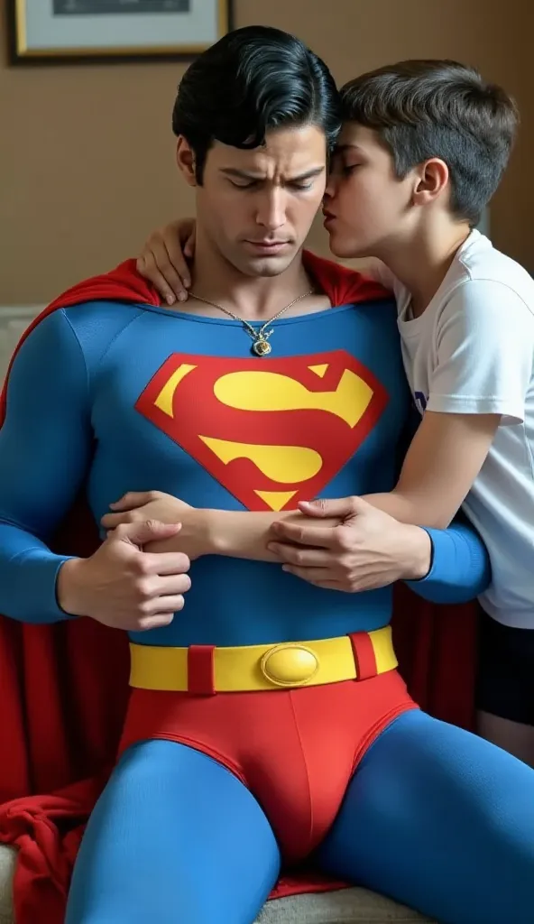  Fit and charming full body photo , Superman shows painful expression,  orgasm face , Eyes closed, Mouth open .  He sits at home on the sofa  ,   a bright emerald crystal pendant hanging around his neck.  He looks weak and in pain , 超人身後站著一位有魅力his son,  To...