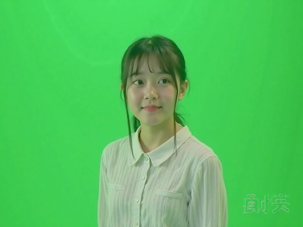 「move your mouth。background is a uniform green chroma key, and、It is used as a content area with dynamic text and illustrations, and a cute female store manager model in the style of Saito Asuka is placed at the bottom right of the、video match perfectly, a...