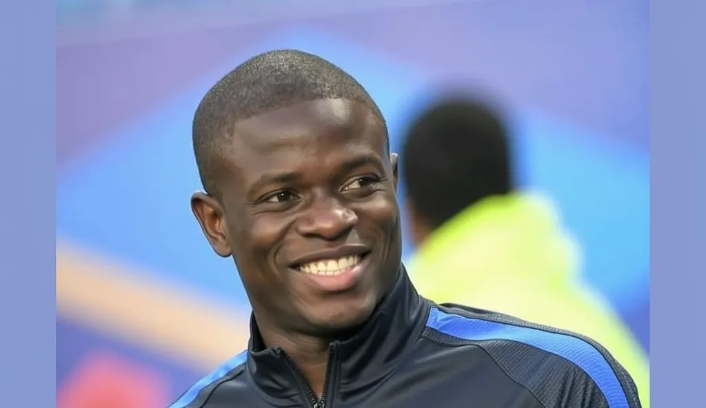 n'golo Kanté qui signe un autographe du ballon d'un supporter de Chelsea FC lorsqu'il jouait au Chelsea FC .
NB: c'est l'image de N'golo Kanté je je t'ai donné ça, tient compte du visage du joueur pour me générer l'image.