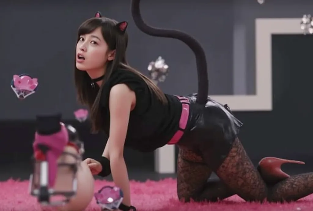  girl with cat ears(Kanna Hashimoto)Is a cat cosplay(A tail is growing out of the anus)Do、naked middle aged man(Small) with open legs、from behind、 penis、