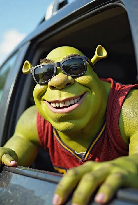 Shrek prise en photo dans une fenêtre de voiture en maillot de basket avec lunettes qui sourit