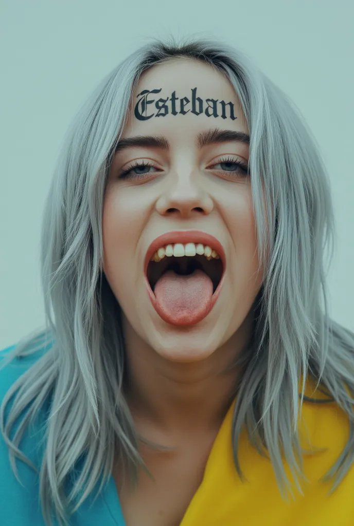 Billie Eillish opening her mouth hugely, en su frente tiene escrito el nombre ESTEBAN, cabello gris