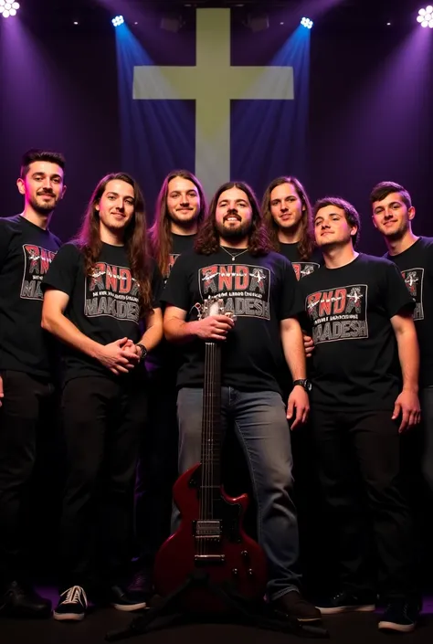 A gospel band,  primeiro homen de long hair  loiro em pé segurando uma guitarra apoiada no chão, second 50-year-old man gray,third light brown man short hair fourth brunette man with Blanc Power hair holding drum sticks, next to him the first 25-year-old w...